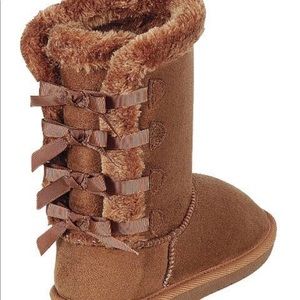 Brown boots with bows